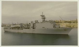 USS Gunston Hall (LSD-44), built in 1987, passing through the Grand Harbour