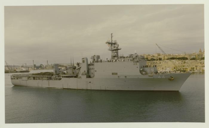 USS Gunston Hall (LSD-44), built in 1987, passing through the Grand Harbour