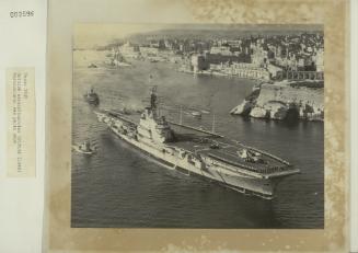 British aircraftcarrier "BULWARK" (1948) entering the Grand Harbour