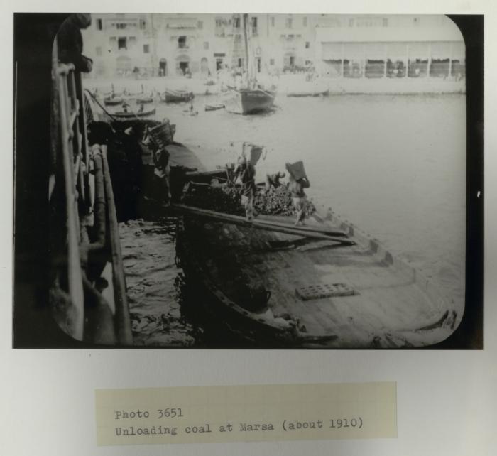 Unloading coal at Marsa (circa. 1910)