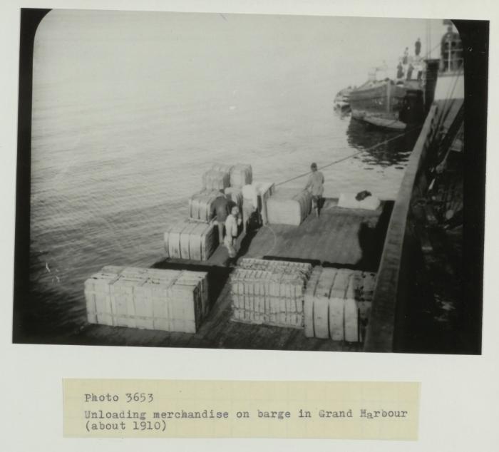 Unloading merchandise on barge in Grand Harbour (circa. 1910)