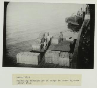 Unloading merchandise on barge in Grand Harbour (circa. 1910)
