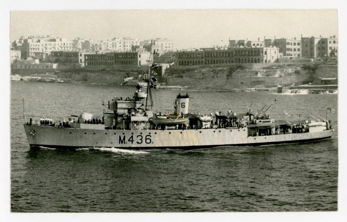 British Minesweeper of the "ALGERINE" class "MAGICIENNE" (M436) (1944)
