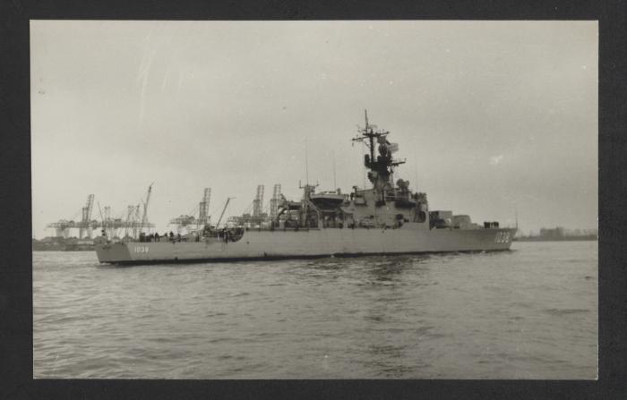 American Bronstein-class frigate USS McCloy (FF-1038)