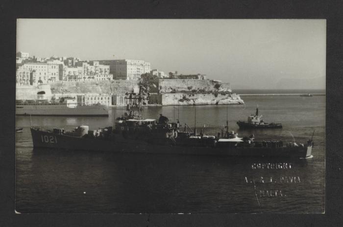 American Dealey-class destroyer escort USS Courtney (DE-1021)