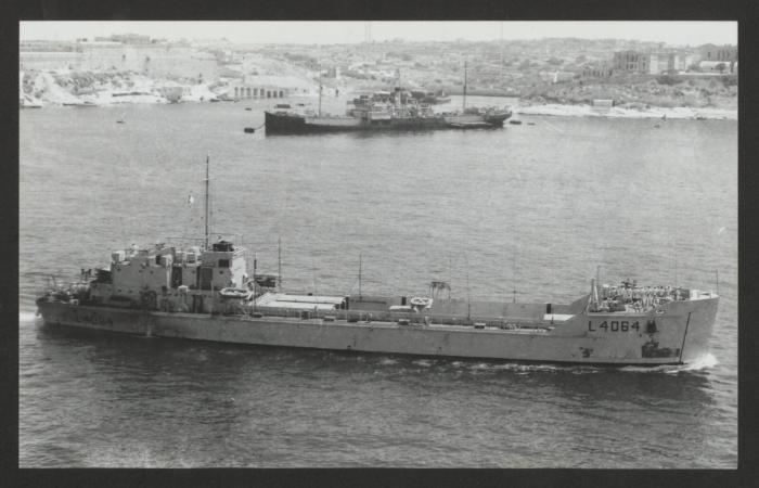 HMS Sallyport (L4064)