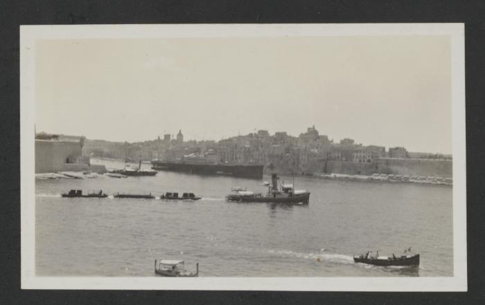 Harbour Tug towing a number of barges between Fort St. Angelo and Senglea